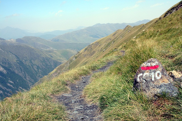 ©PHOTOPQR/LA DEPECHE DU MIDI/JEAN LOUIS PRADELS. LE 18/09/2007. ILLUSTRATION LE GR 10 CHEMIN DE GRANDE RANDONNEE DANS LES PYRENEES AU DESUS DE SUPER BAGNERES HAUTE GARONNE (MaxPPP TagID: maxstockworld192993.jpg) [Photo via MaxPPP]