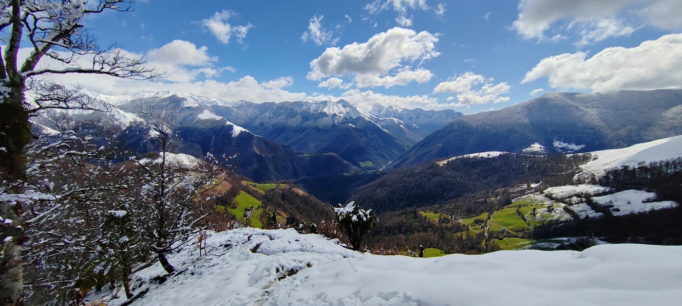 15-03-2026   Photos E. Batguzère – Le Trône du roi depuis Sarrance avec J. Houlier et E. Batguzère