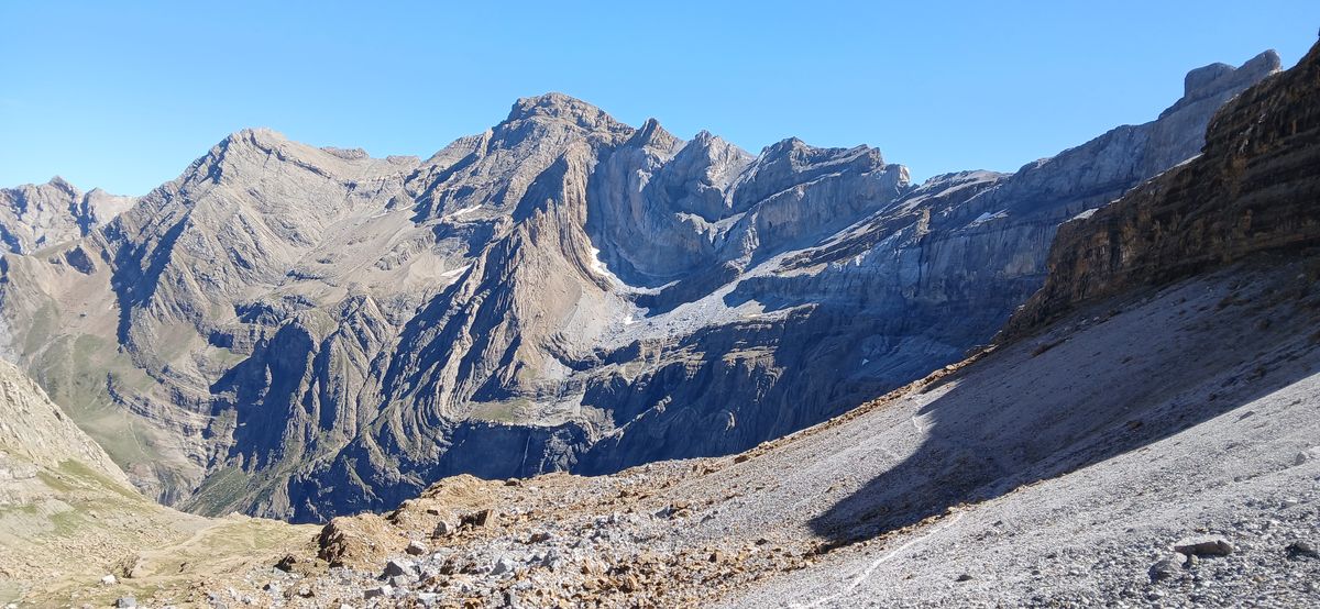 12-09-2026 Photos A-M. Bonneau – La Brèche de Roland depuis le col des Tentes avec J-M. Deladerrière et A-M. Bonneau