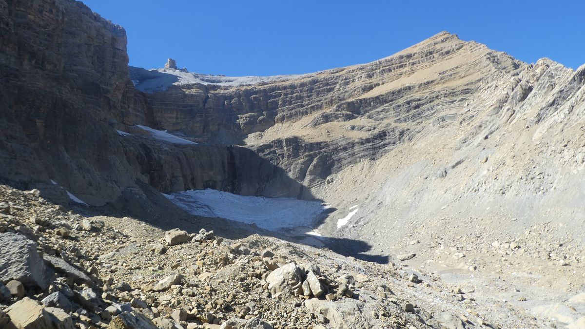 12-09-2026 Photos S. Mas – La Brèche de Roland depuis le col des Tentes avec J-M. Deladerrière et A-M. Bonneau