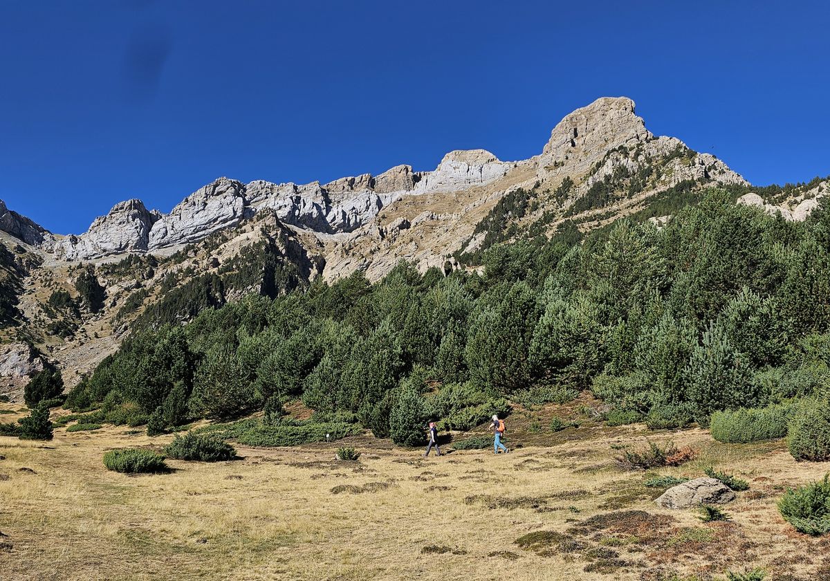 13-09-2026 Photos A. Verpeaux – Arche de Sarronal par le lac de Piedrafita avec A. Pourtau et M. Yahia